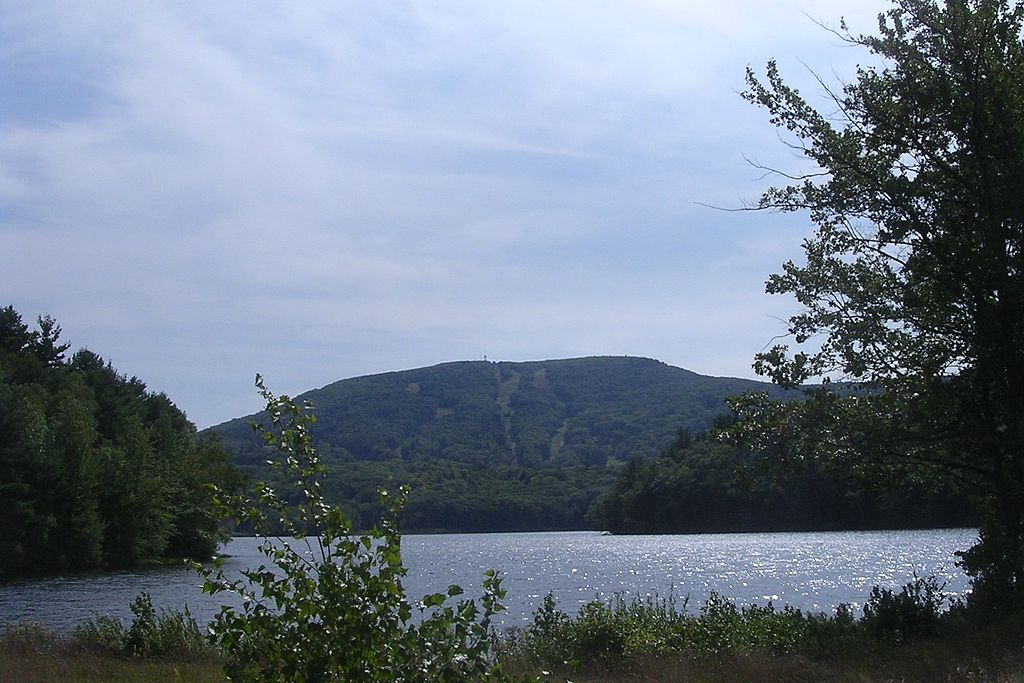 Mount_Wachusett_and_Wachusett_Lake